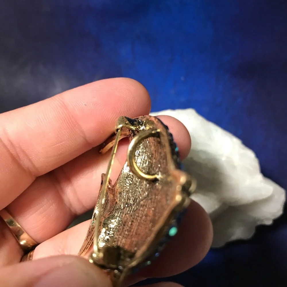 Gorgeous gold tone bumblebee with flowers brooch - Picture 3 of 5